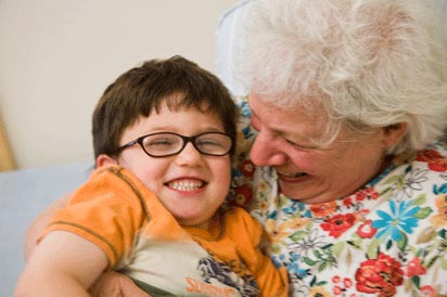 Όταν η γιαγιά είναι η νταντά του!