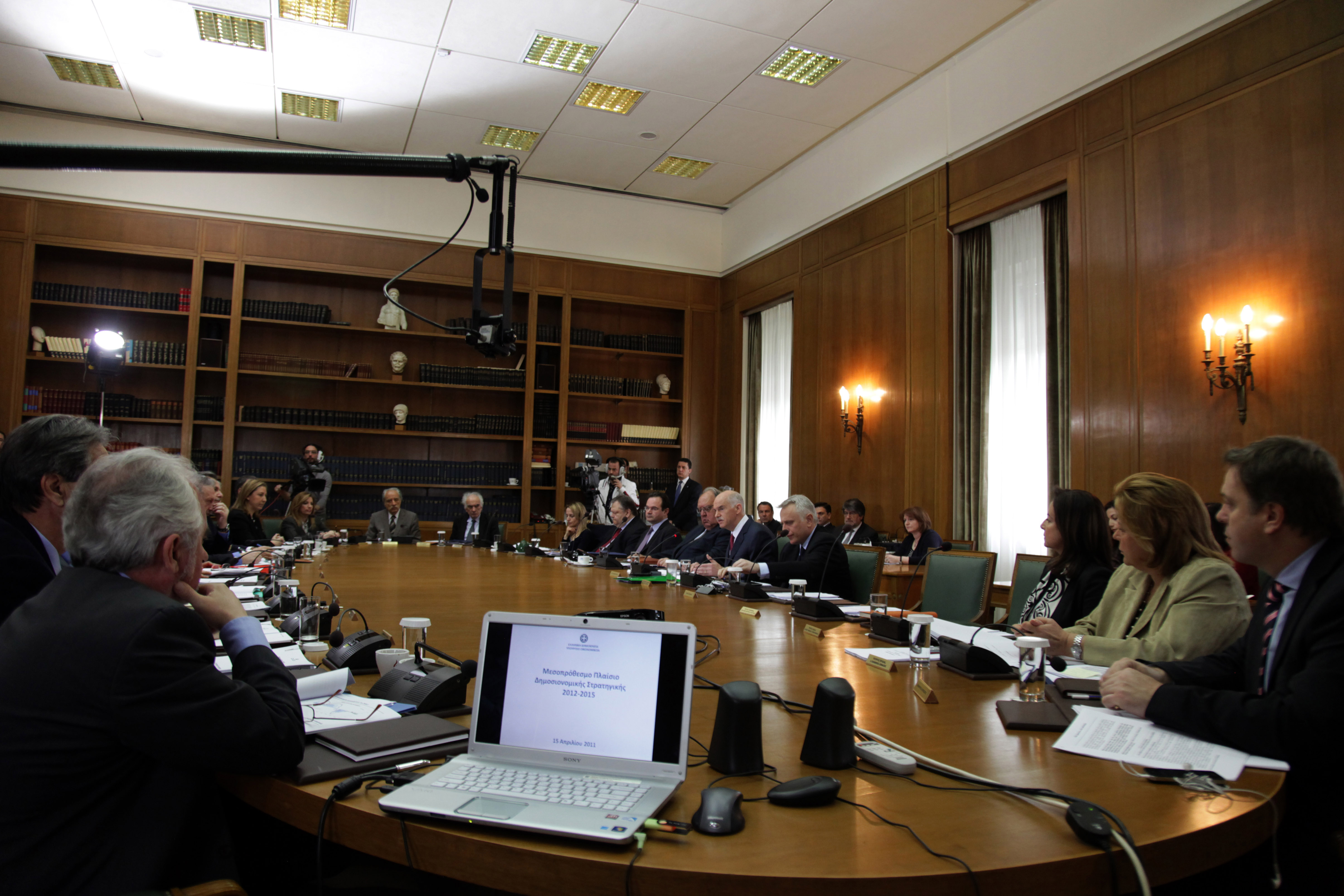 Εφαρμογή του μεσοπρόθεσμου σχεδίου χωρίς πρόωρες εκλογές ζητούν οι πολίτες