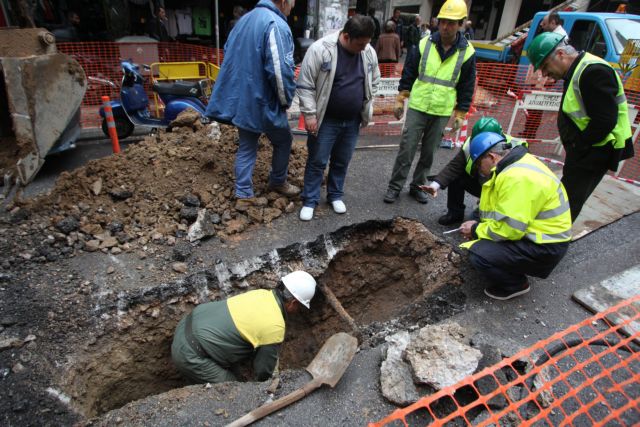 Κλειστή θα μείνει για ημέρες η οδός Ζήνωνος στην Ομόνοια λόγω καθίζησης