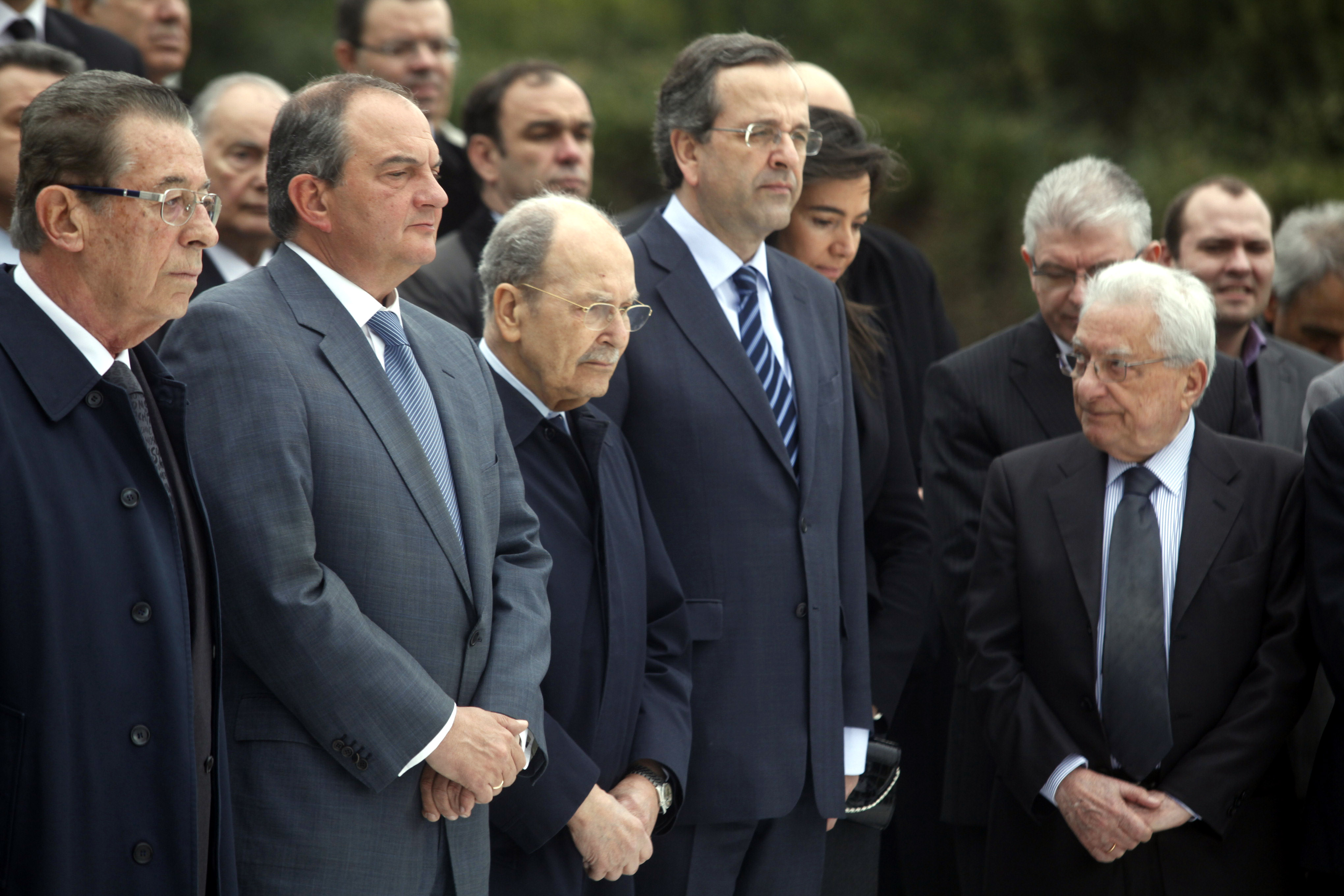 Συνάντηση Σαμαρά-Καραμανλή στο μνημόσυνο του ιδρυτή της Νέας Δημοκρατίας