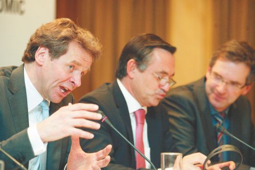 Μεσοπρόθεσμο πρόγραμμα, αποκρατικοποιήσεις και τράπεζες στο στόχαστρο της τρόικας