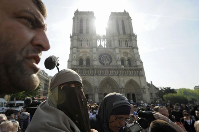 Συλλήψεις σε διαδήλωση κατά της απαγόρευσης της μπούρκας στη Γαλλία