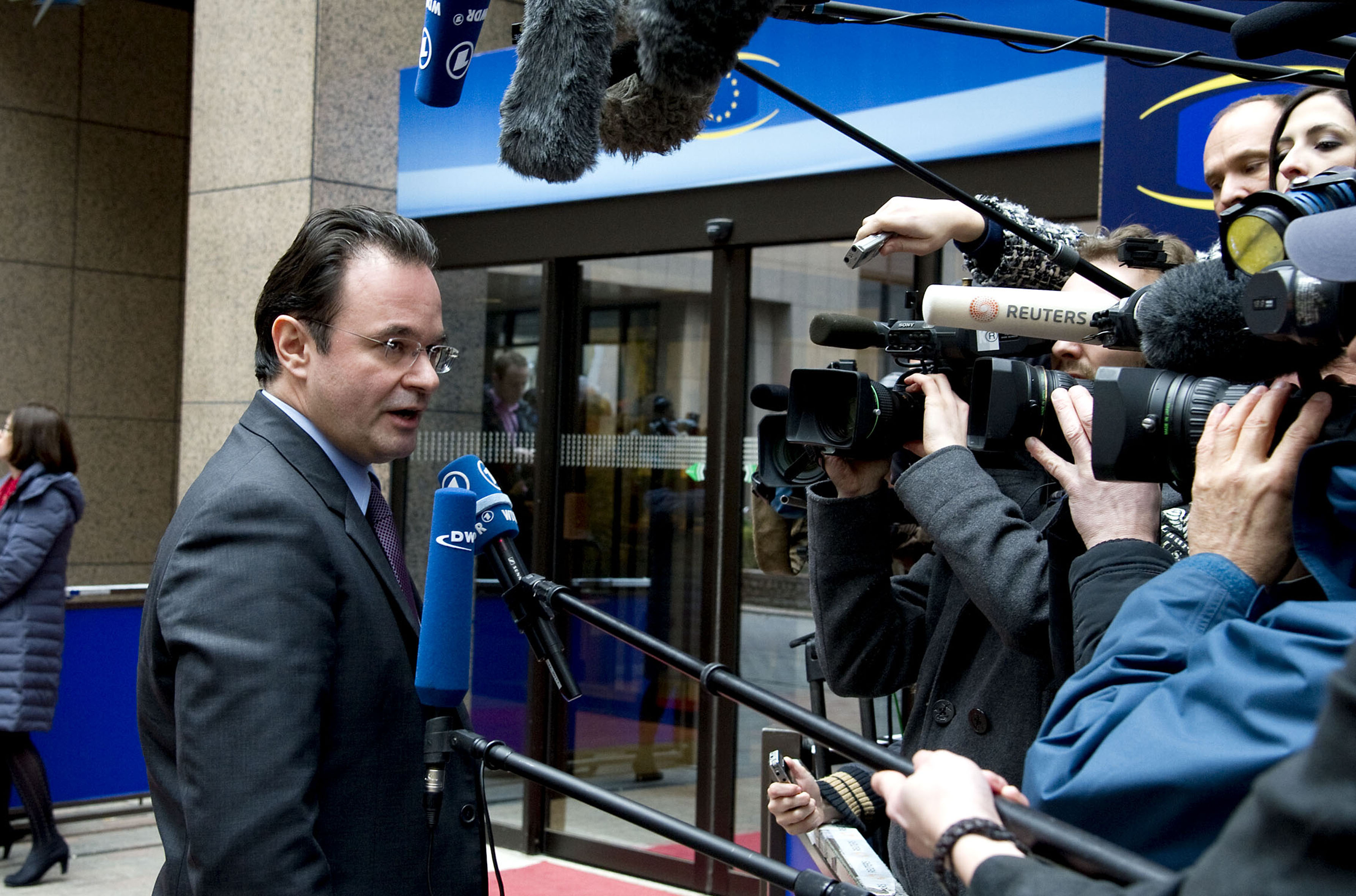 Νέες διαψεύσεις από κυβέρνηση και Κομισιόν για την αναδιάρθρωση χρέους