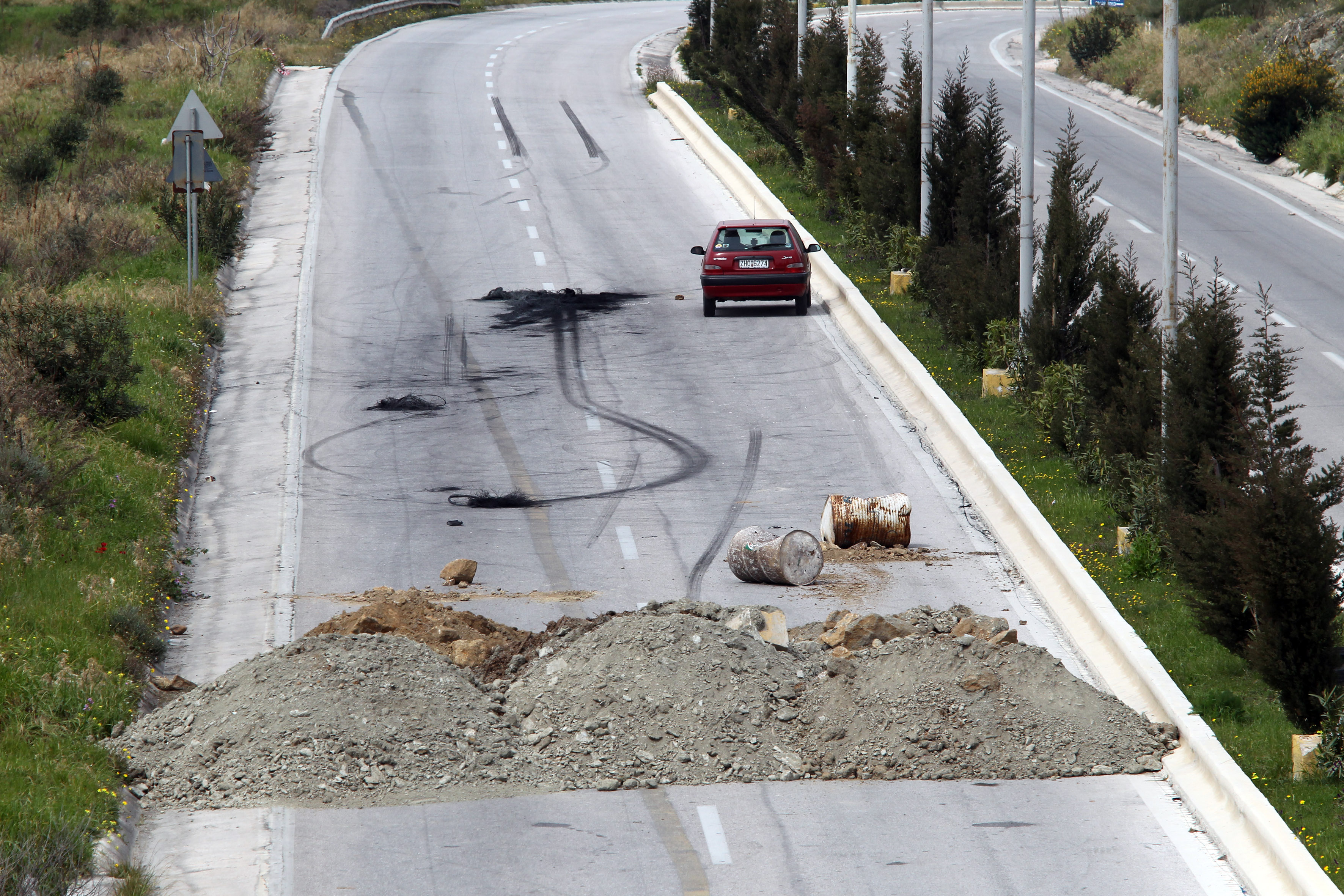 Χωρίς μπάζα και πάλι η λεωφόρος Λαυρίου στην Κερατέα