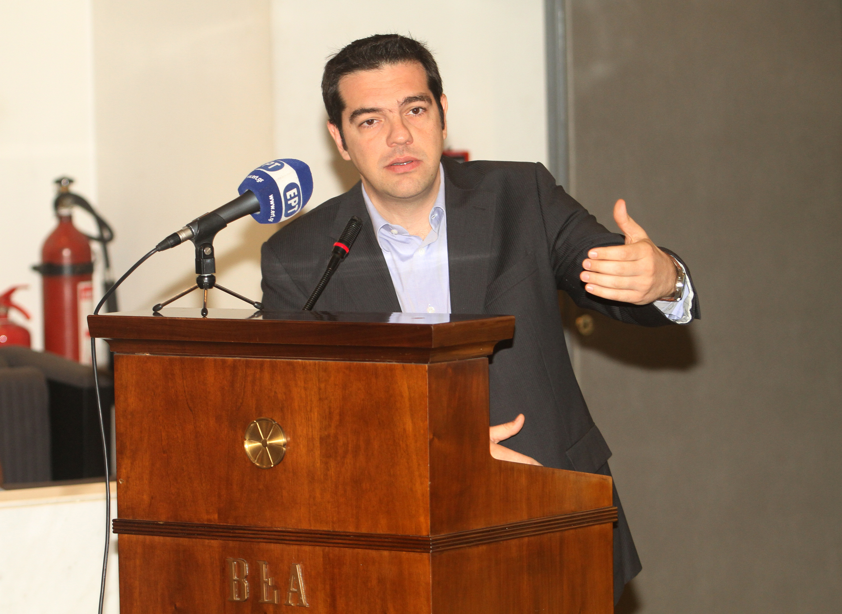 Τα κοράκια ακονίζουν τα νύχια τους, δηλώνει ο Αλ.Τσίπρας για τις επαφές του Τζ.Σόρος