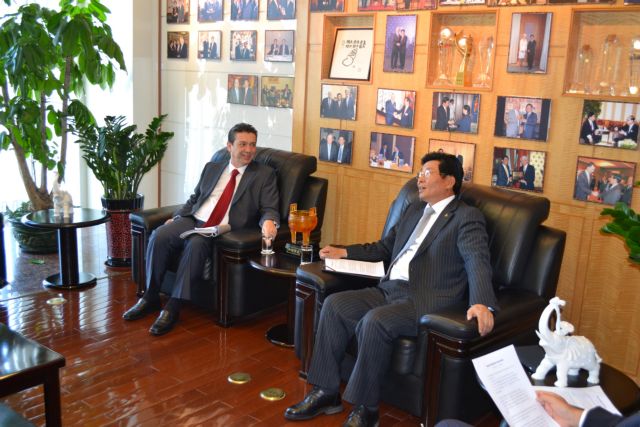 Στήριξη από τις κινεζικές επενδύσεις αναζητεί η κυβέρνηση