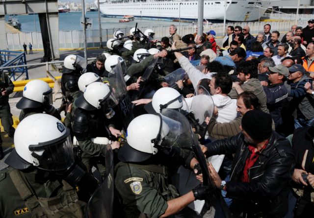 Σοβαρά επεισόδια μεταξύ εργαζομένων της Ναυπηγοεπισκευαστικής και ΜΑΤ