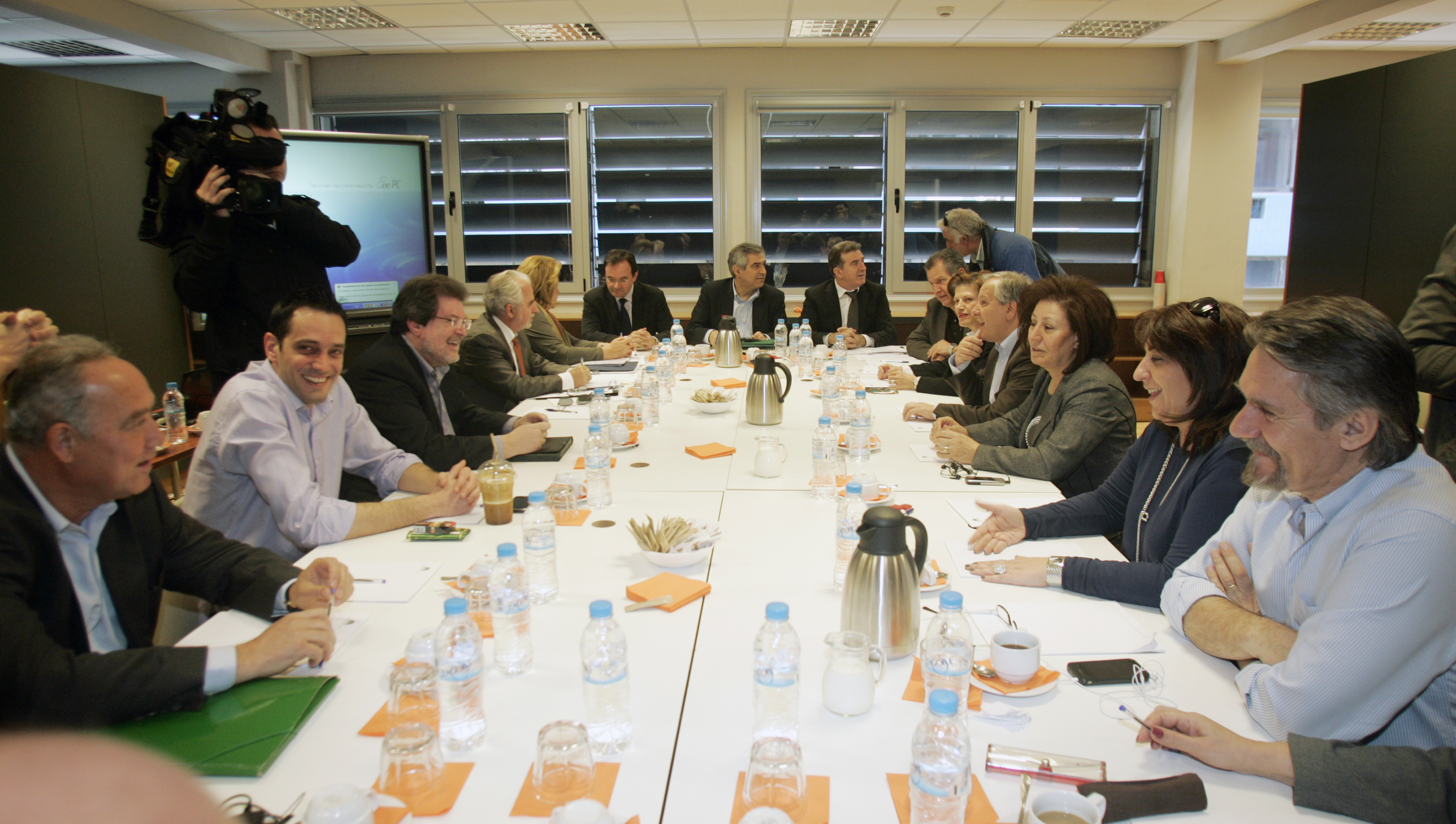 Αποδέκτες σοβαρών ενστάσεων οι υπουργοί στη συνεδρίαση του Πολιτικού Συμβουλίου