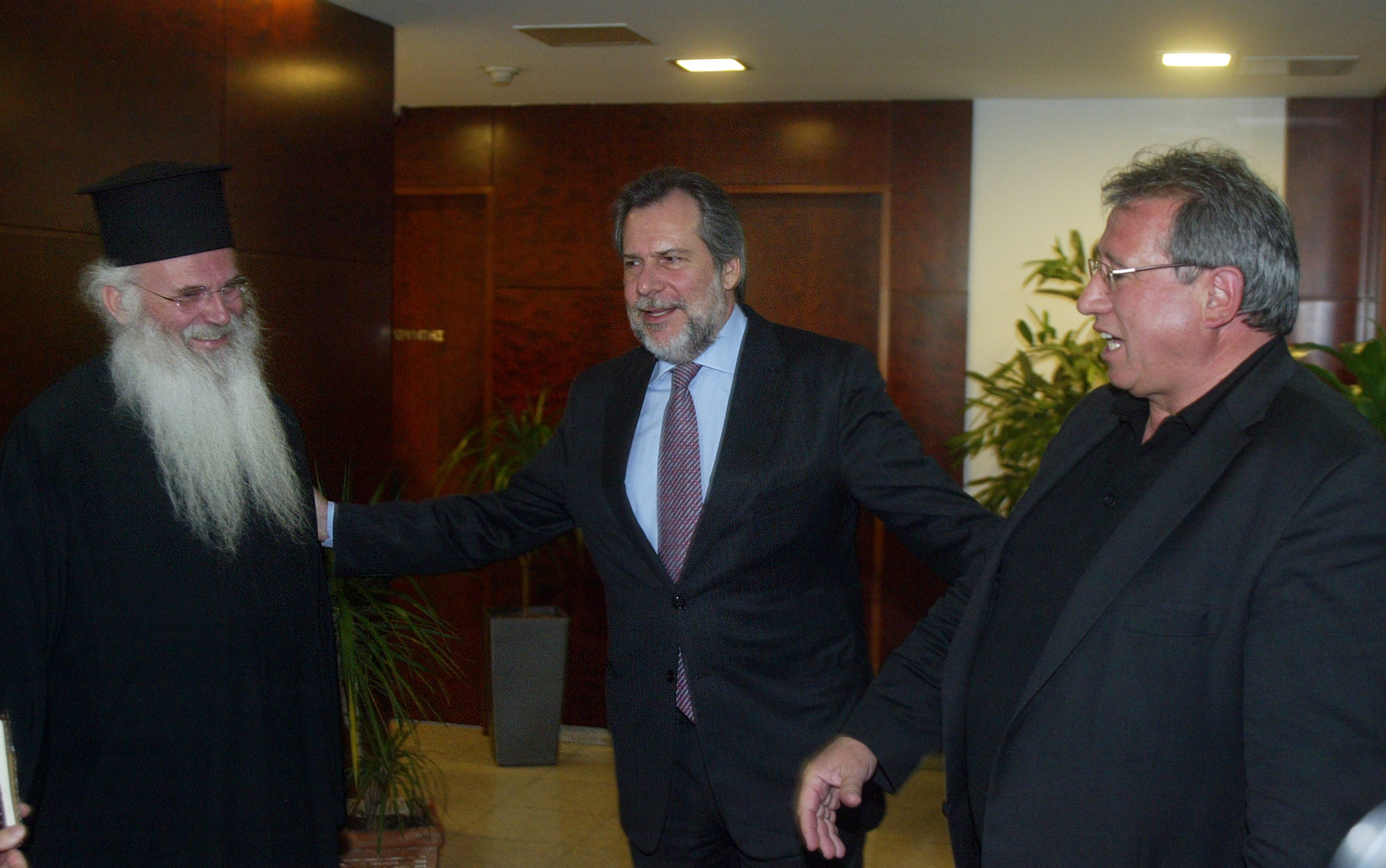 Αποχωρούν από τα μπλόκα της Κερατέας κάτοικοι και αστυνομικοί, ξεκινά διάλογος μετά το Πάσχα