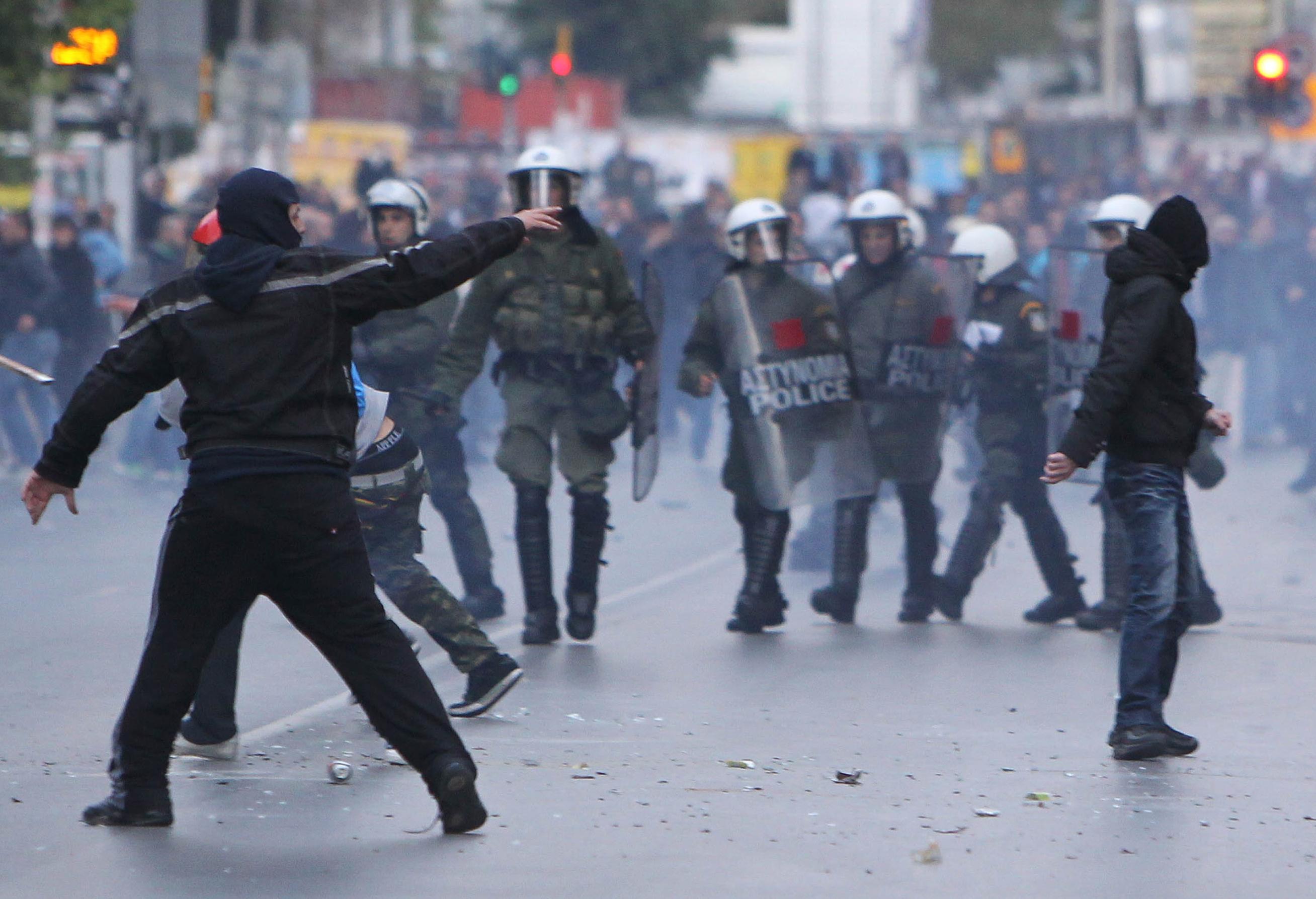 Συμπλοκές οπαδών ΑΕΚ-ΠΑΟ σε Λ.Αλεξάνδρας και Ζωγράφου