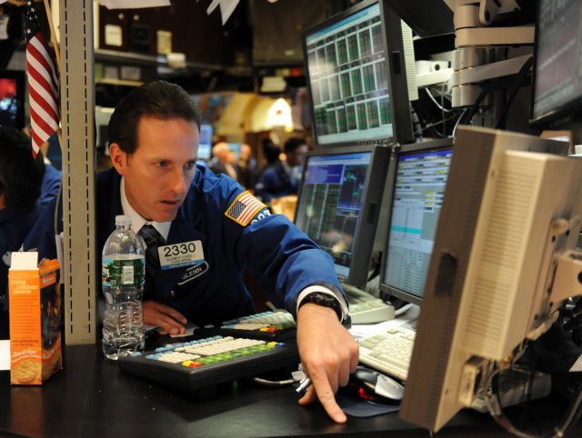 Υποβαθμίζει, λόγω χρέους, τις προοπτικές των ΗΠΑ η Standard & Poor’s