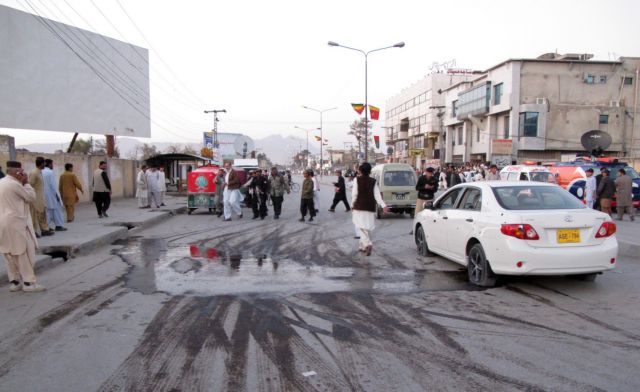 Μακελειό από διπλή επίθεση αυτοκτονίας σε σουφικό τέμενος του Πακιστάν