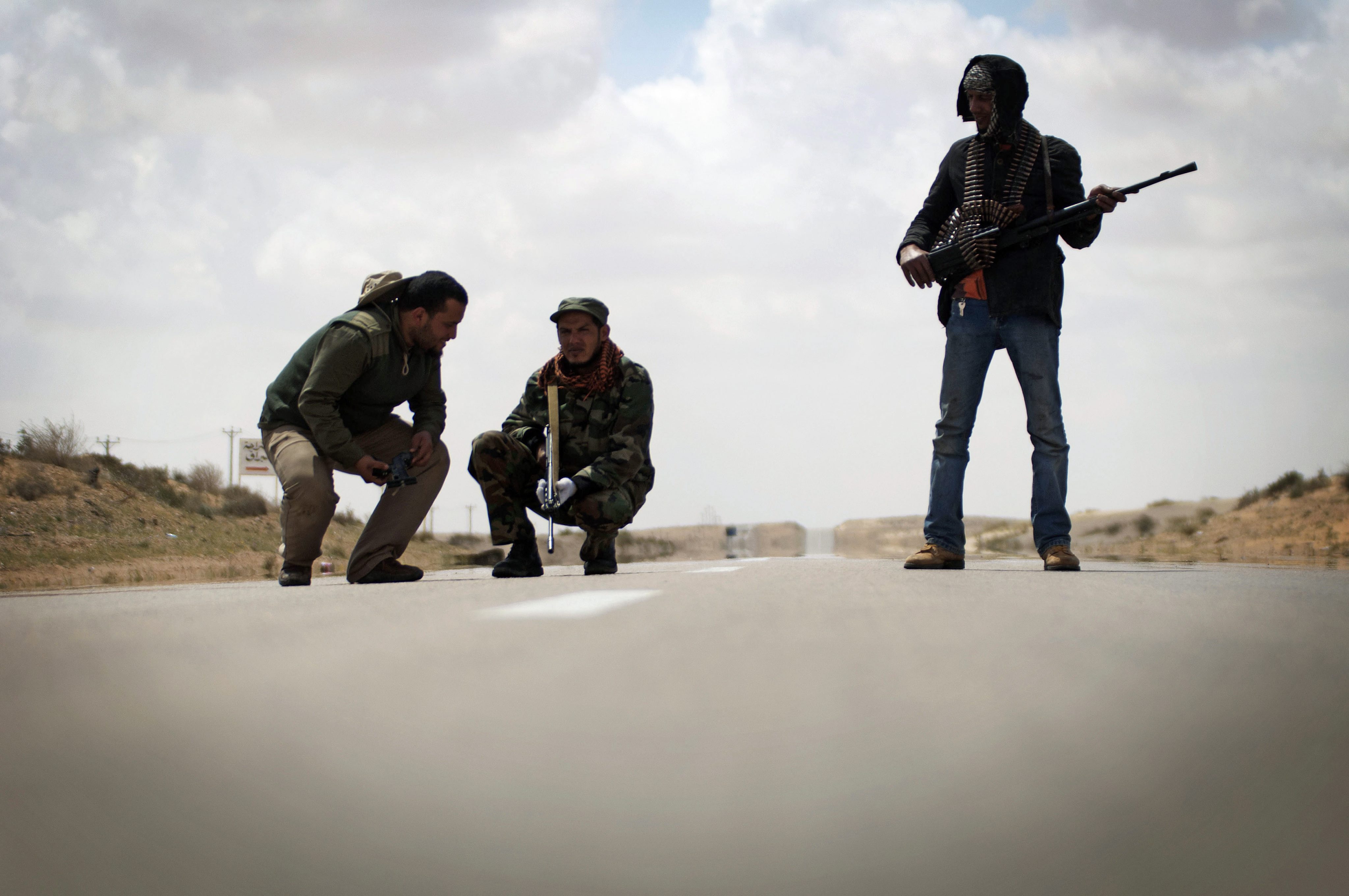 Συνεχίζονται οι μάχες στη Λιβύη, ενώ το καθεστώς «συνομιλεί» με τη Δύση για την έξοδο