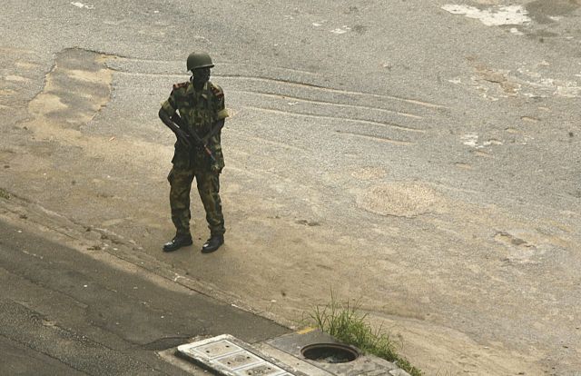 Κλιμακώνεται η αντιπαράθεση στην Ακτή του Ελεφαντοστού με τη συμμετοχή ΟΗΕ και Γαλλίας