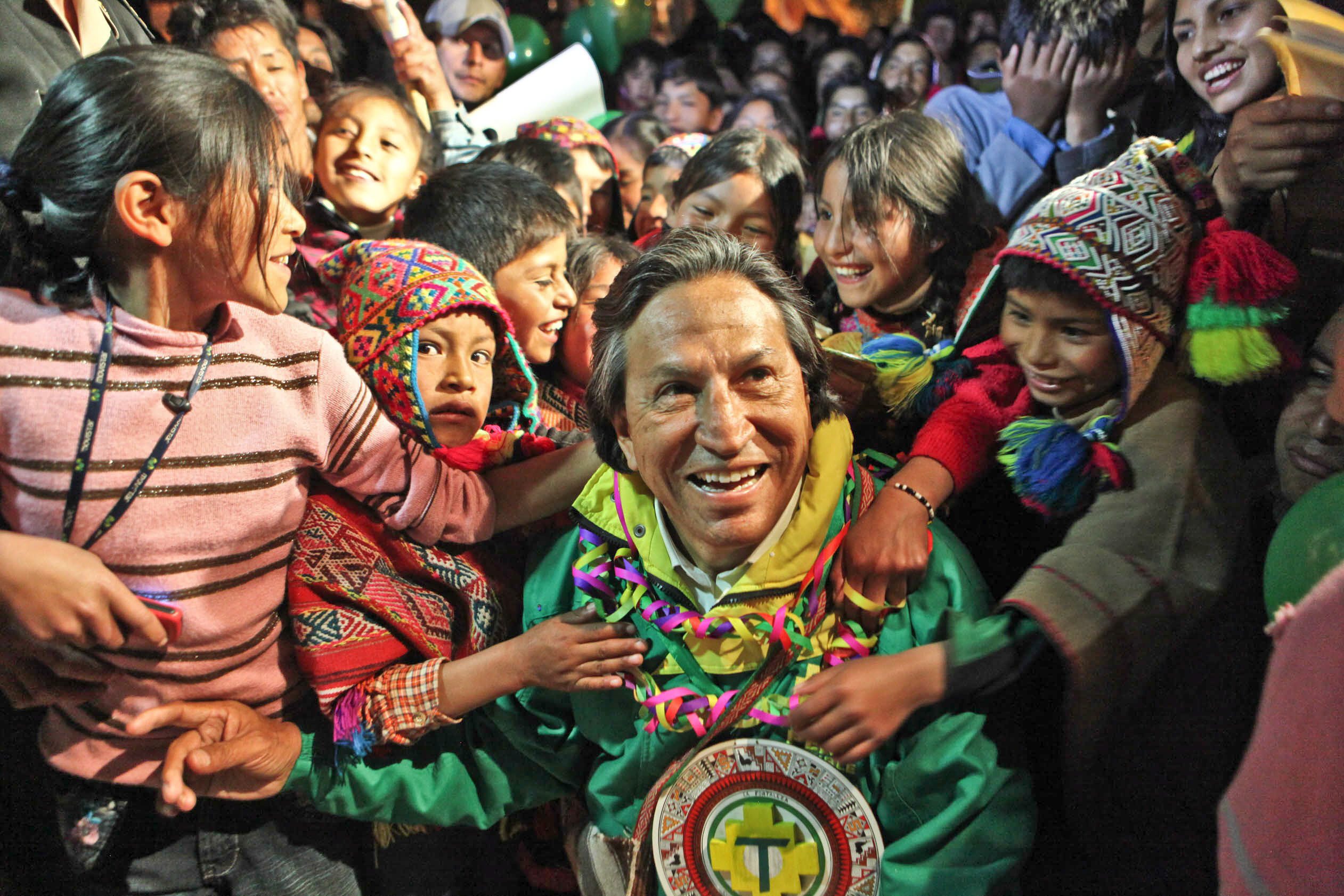 Νέο πρόεδρο εκλέγουν στο Περού σε μια από τις πλέον αμφίρροπες αναμετρήσεις