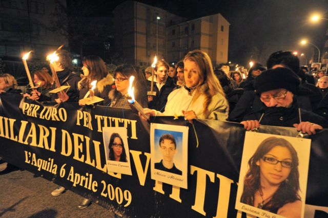 Πορεία μνήμης και διαμαρτυρίας στην Λ’ Ακουιλα δύο χρόνια μετά το σεισμό