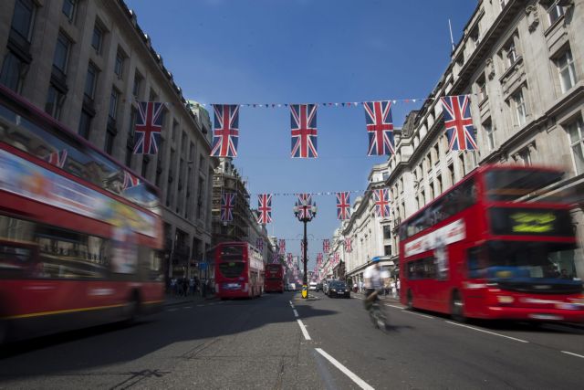 Η Βρετανία -και όχι μόνο- μετρά αντίστροφα για το γάμο του πρίγκιπα Γουίλιαμ