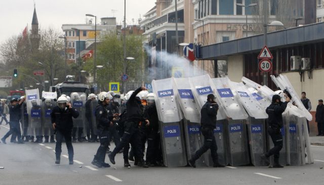 Συγκρούσεις αστυνομίας – Κούρδων διαδηλωτών στην Κωνσταντινούπολη