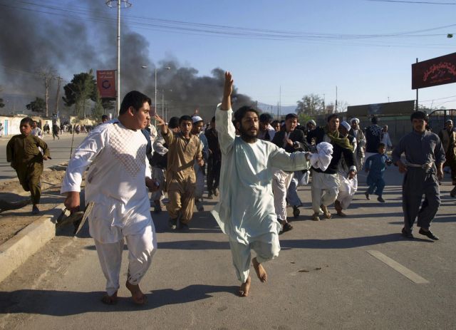 Όχλος Αφγανών σκότωσε εργαζόμενους του ΟΗΕ για να εκδικηθεί το κάψιμο Κορανίου