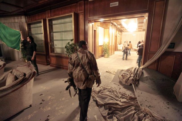 Αεροπορική επιδρομή του ΝΑΤΟ κατέστρεψε συγκρότημα γραφείων του Καντάφι