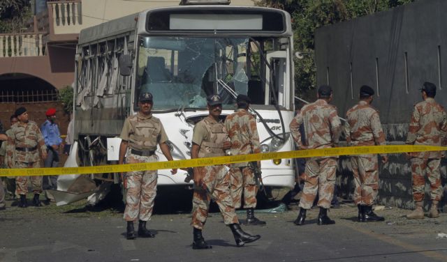 Διπλή βομβιστική επίθεση κατά λεωφορείων του Ναυτικού στο Καράτσι