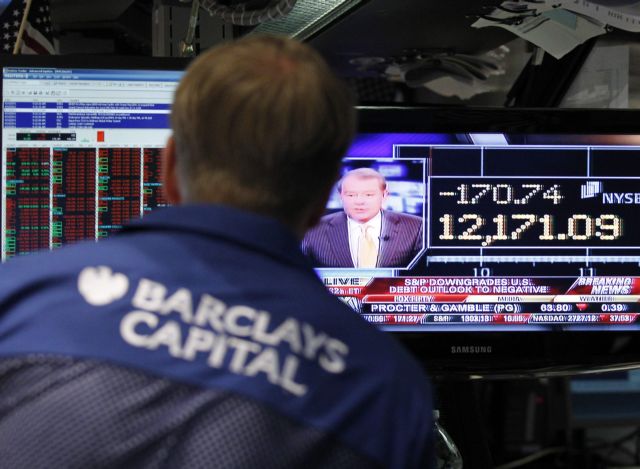 Στο κόκκινο τα ευρωπαϊκά χρηματιστήρια και η Γουόλ Στριτ τη Μ.Δευτέρα