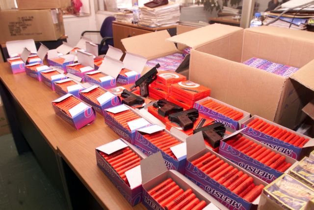 Δύο νεκροί και έξι τραυματίες από τη χρήση βεγγαλικών