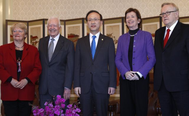 Ανοικτή σε συνομιλίες «με όλους και για τα πάντα» δηλώνει στον Κάρτερ η Β.Κορέα