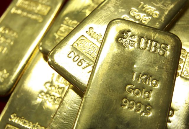 Η αβεβαιότητα για την κρίση χρέους και το ασθενές δολάριο οδηγούν τον χρυσό σε ρεκόρ