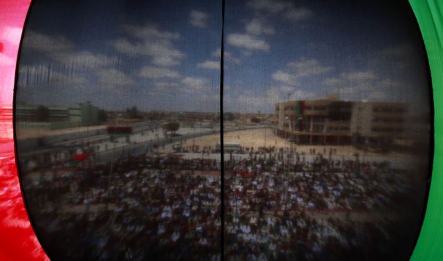 Παράθυρο διαλόγου ανοίγει ο Καντάφι, αλλά αρνείται να φύγει από τη χώρα