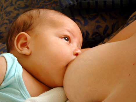 Ο θηλασμός αναστέλλει την εμφάνιση διαβήτη στο παιδί και τη μητέρα