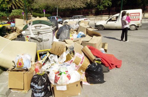 Γεμάτοι σκουπίδια οι δρόμοι της Πάτρας, υπέρογκες αμοιβές με τρίωρη απασχόληση καταγγέλλει ο δήμαρχος