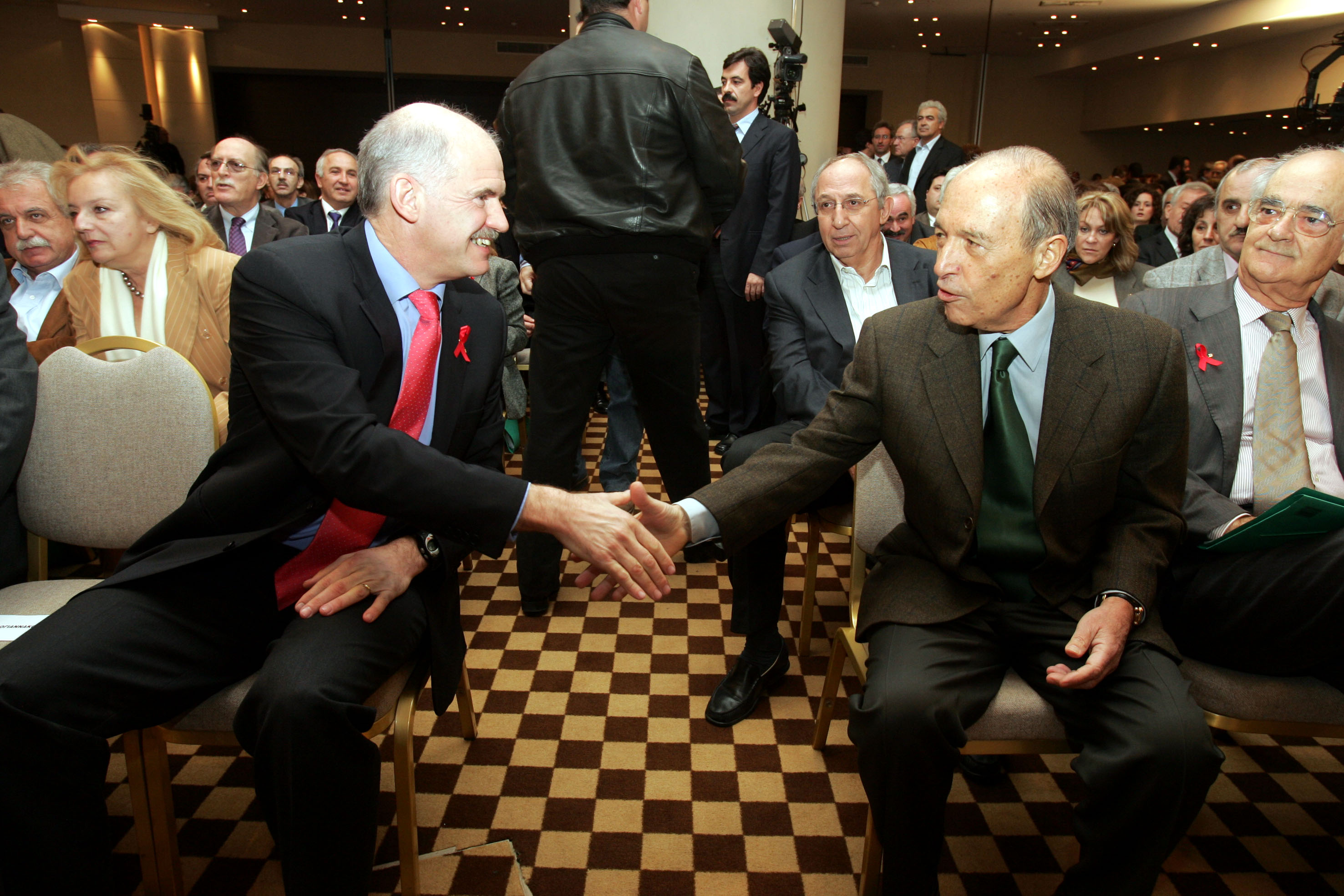 Η κυβέρνηση αποφασίζει, λέει το Μαξίμου μετά τις δηλώσεις Σημίτη