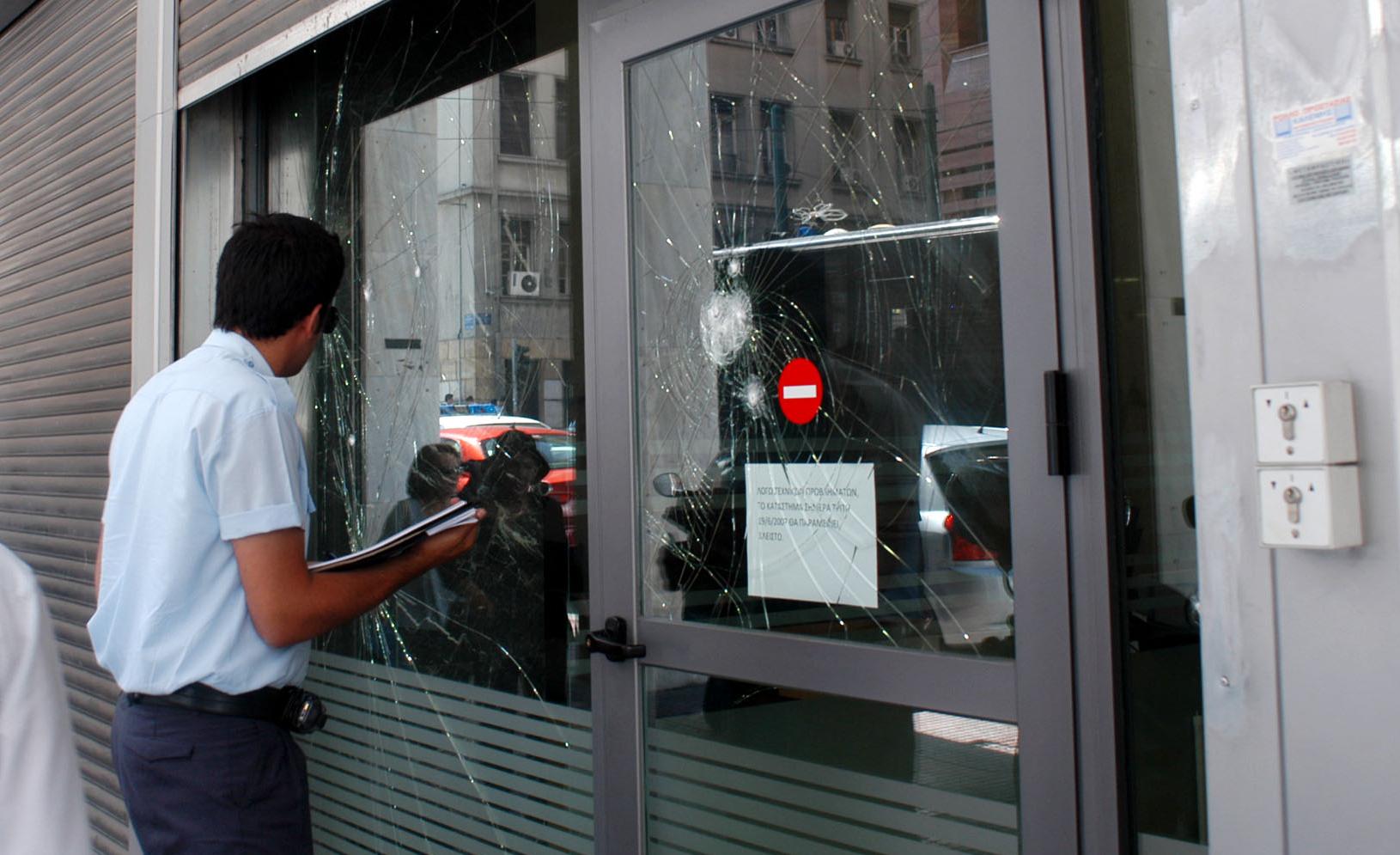 Επίθεση κουκουλοφόρων με βαριοπούλες σε τράπεζες στο Κέντρο