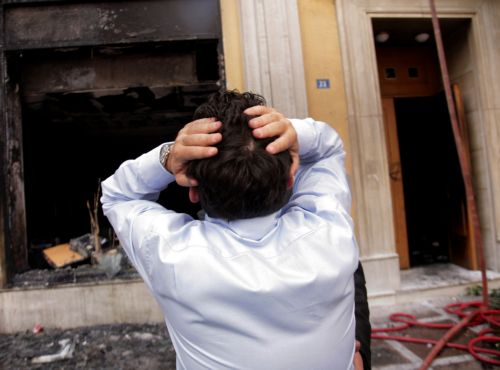 Στον εισαγγελέα θα οδηγηθεί ο ένας από τους τέσσερις προσαχθέντες για την επίθεση στη Marfin