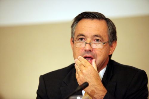 Μόνο καταστροφικές συνέπειες θα είχε μια αναδιάρθρωση εκτιμά ο Σερβάς Ντερούζ