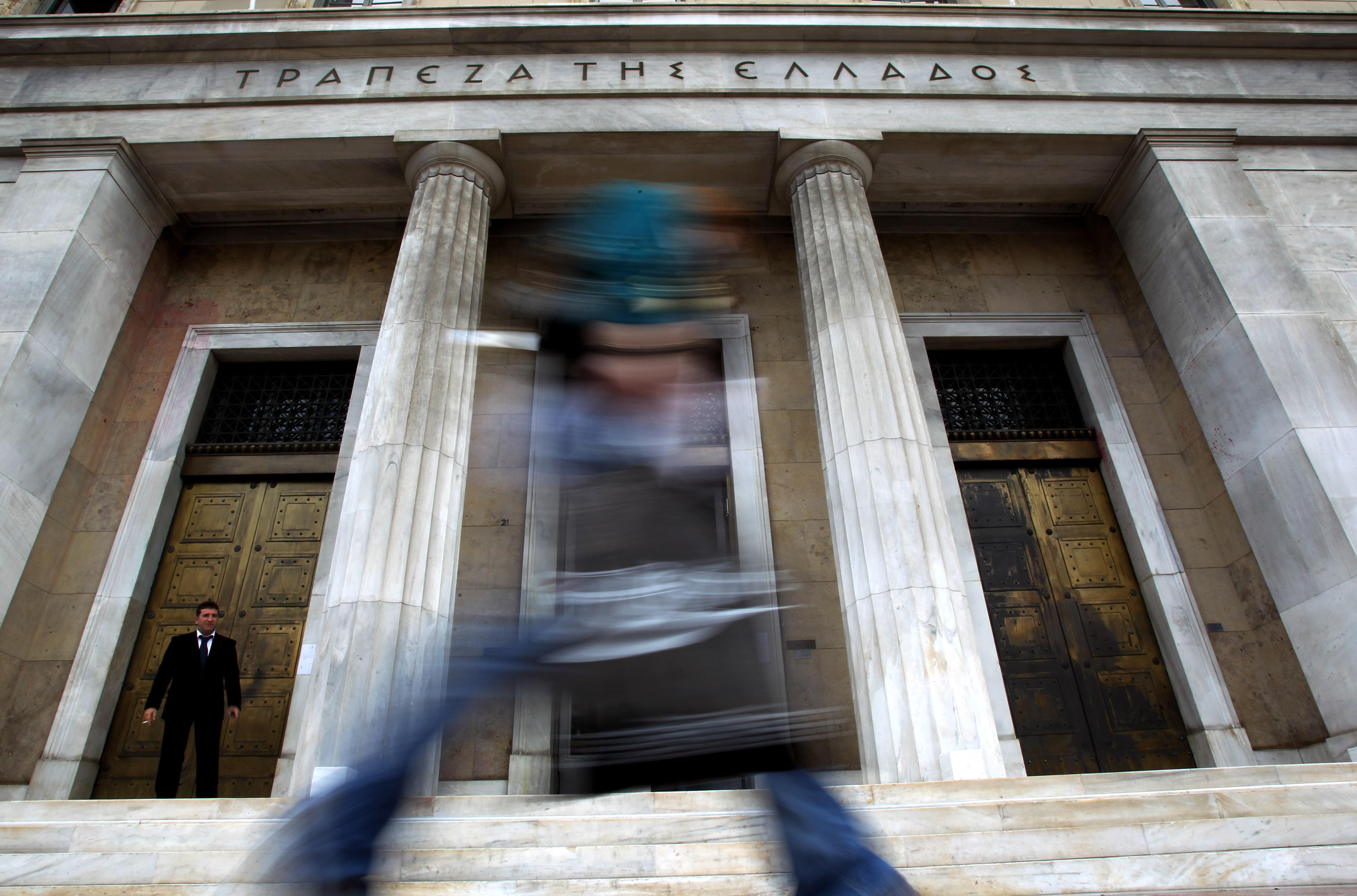 «Δρόμος γεμάτος παγίδες» η αναδιάρθρωση του ελληνικού χρέους, λέει η Wall Street Journal