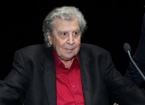 Στο νοσοκομείο μετά από ελαφρά αδιαθεσία ο Μίκης Θεοδωράκης