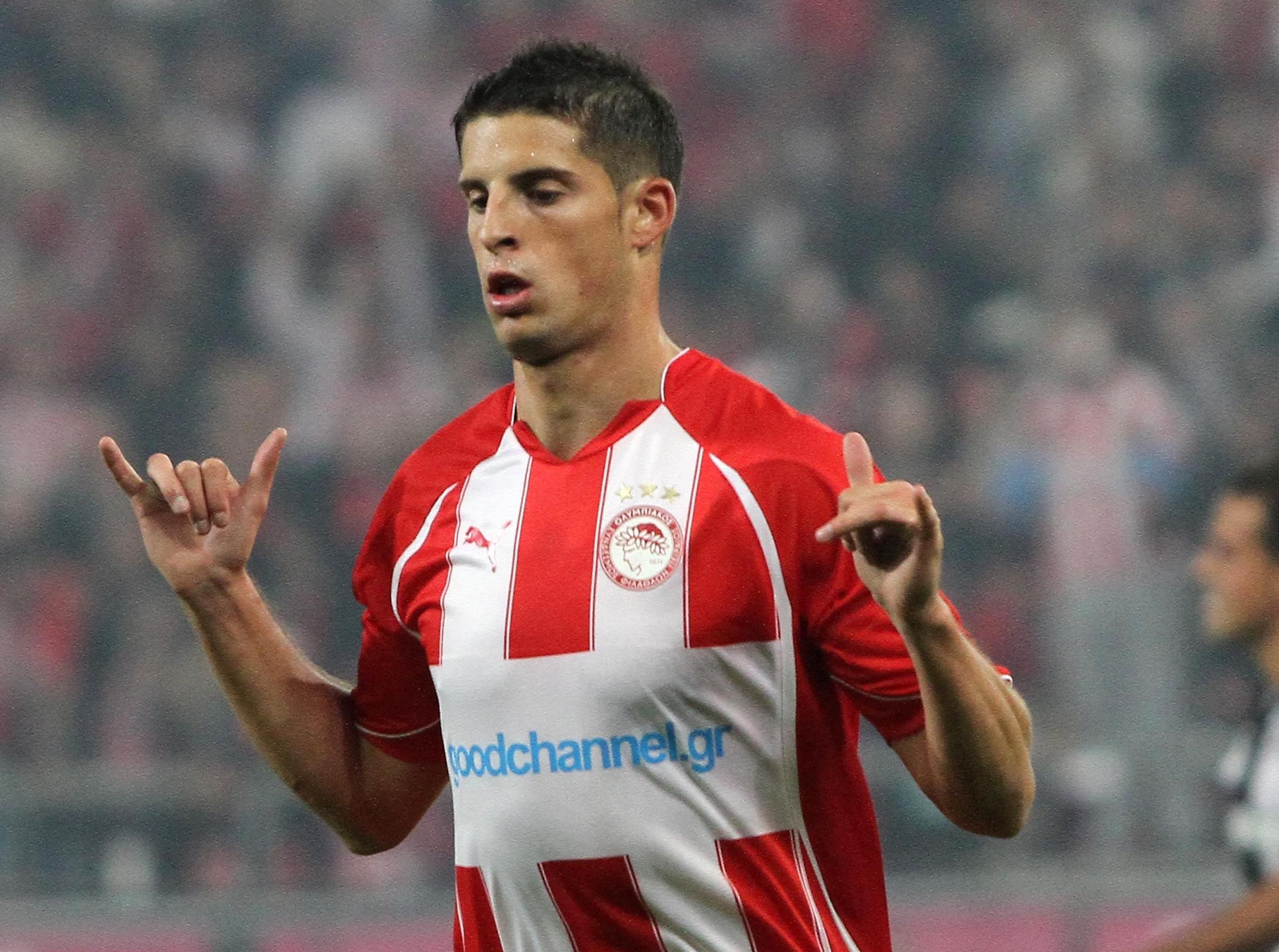 «Δεν φεύγω από τον Ολυμπιακό» είπε σε συνέντευξή του ο Μιραλάς