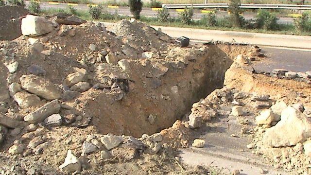 Έσκαψαν τάφρους στη λεωφόρο Λαυρίου στην Κερατέα – Επί τόπου μεταβαίνει εισαγγελέας