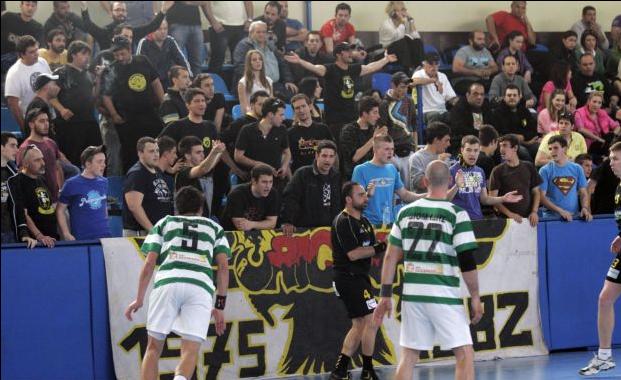 Συνελήφθη 33χρονος με ένδεκα μολότοφ έξω από το κλειστό του Βύρωνα