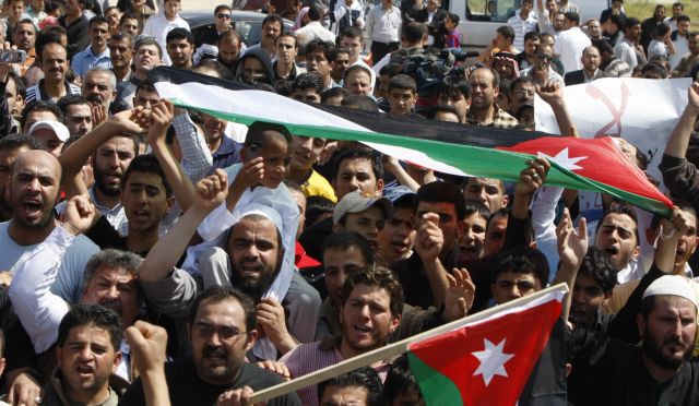 Από τις ταράτσες των σπιτιών συνεχίζεται η επανάσταση κατά του Άσαντ στη Συρία