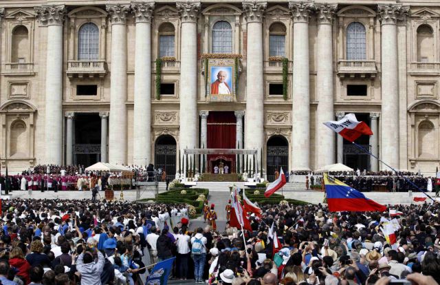 Παρουσία πλήθους πιστών η τελετή οσιοποίησης του Ιωάννη Παύλου Β' στη Ρώμη