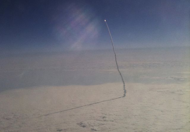 Ανάρπαστες οι φωτογραφίες του διαστημικού λεωφορείου από αεροπλάνο