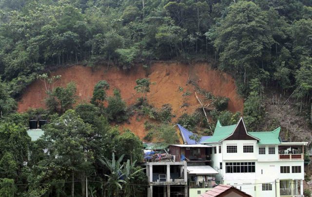 Τραγωδία στη Μαλαισία όταν κατολίσθηση παρέσυρε 20 παιδιά