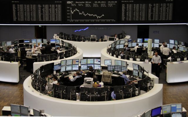 Στο κόκκινο οι ευρωπαϊκές αγορές τη Δευτέρα, άνοδος στη Νέα Υόρκη