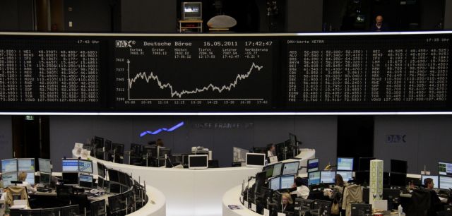 Στο κόκκινο τα ευρωπαϊκά χρηματιστήρια και η Γουόλ Στριτ τη Δευτέρα