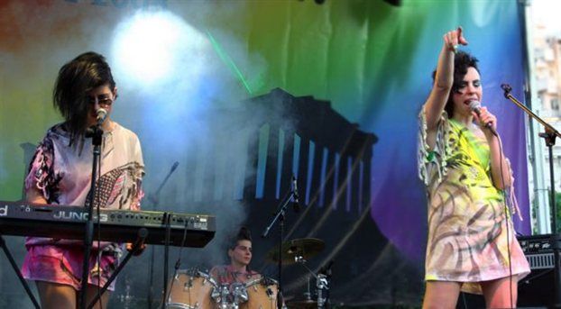 Δυο Ελληνίδες «νύφες» από το Βερολίνο ετοιμάζονται για νέα live