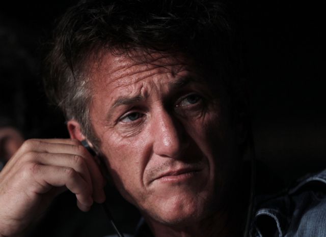 Ο Σον Πεν τραβάει τα βλέμματα στις Κάννες ως κατατονικός μεσήλικας ροκ σταρ