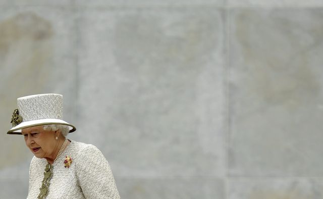 Μνημείο πολέμου και τόπο «σφαγής» στην Ιρλανδία θα επισκεφθεί η βασίλισσα Ελισάβετ